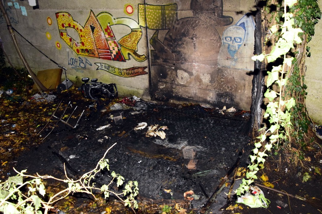 Feuer Matratze wo ein Obachloser drauf geschlafen hat Koeln Muelheim Steegerstr P34.JPG - Miklos Laubert